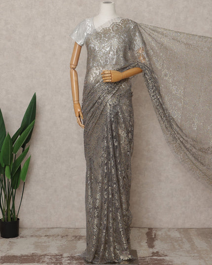 قماش ساري فرنسي فاخر من الدانتيل الشانتيلي المعدني الفضي - طول 5.5 متر، عرض 110 سم، صنع في فرنسا - D25602