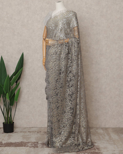 قماش ساري فرنسي فاخر من الدانتيل الشانتيلي المعدني الفضي - طول 5.5 متر، عرض 110 سم، صنع في فرنسا - D25602