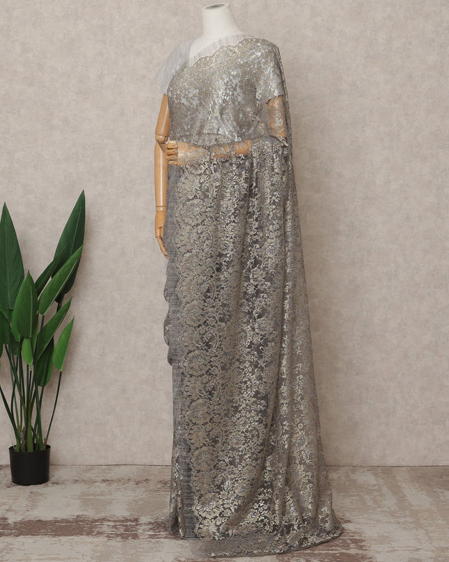 قماش ساري فرنسي فاخر من الدانتيل الشانتيلي المعدني الفضي - طول 5.5 متر، عرض 110 سم، صنع في فرنسا - D25602