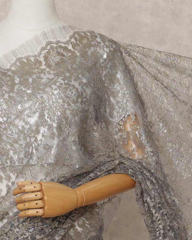 قماش ساري فرنسي فاخر من الدانتيل الشانتيلي المعدني الفضي - طول 5.5 متر، عرض 110 سم، صنع في فرنسا - D25602