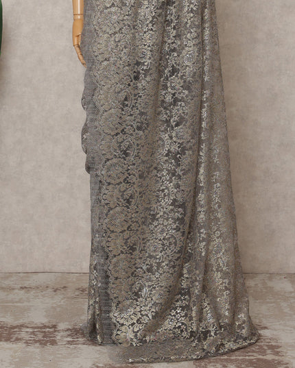 قماش ساري فرنسي فاخر من الدانتيل الشانتيلي المعدني الفضي - طول 5.5 متر، عرض 110 سم، صنع في فرنسا - D25602
