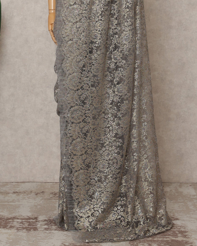 قماش ساري فرنسي فاخر من الدانتيل الشانتيلي المعدني الفضي - طول 5.5 متر، عرض 110 سم، صنع في فرنسا - D25602