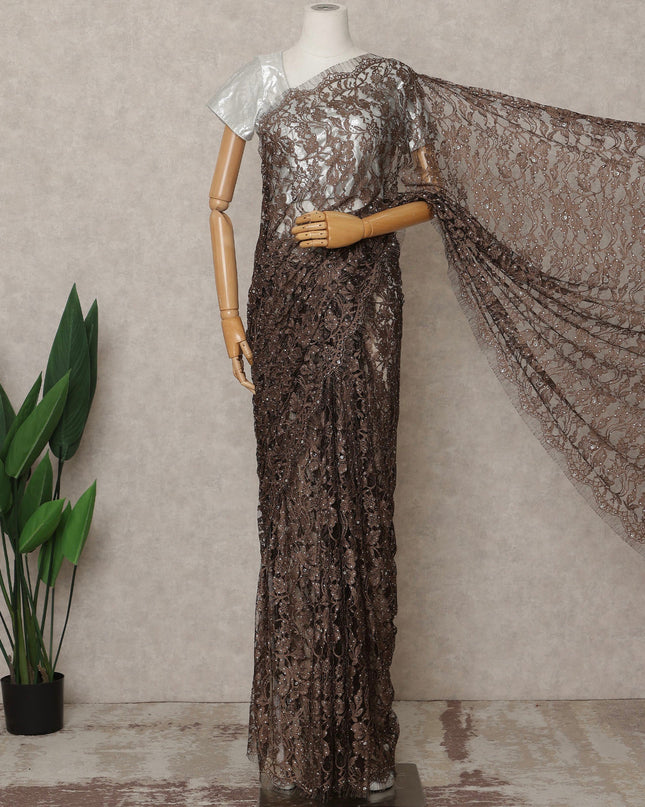 ساري فرنسي فاخر بلون بني فاتح من الدانتيل الشانتيلي ثنائي اللون مع تطريز حجري، عرض 110 سم، 5.5 متر، فرنسا - D25584