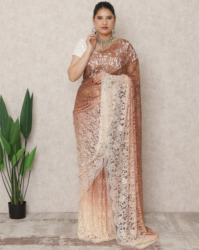 ساري فرنسي فاخر من الدانتيل الشانتيلي بلون الكراميل إلى العاج مع تطريز حجري، بطول 5.5 متر وعرض 110 سم، صنع في فرنسا - D24417