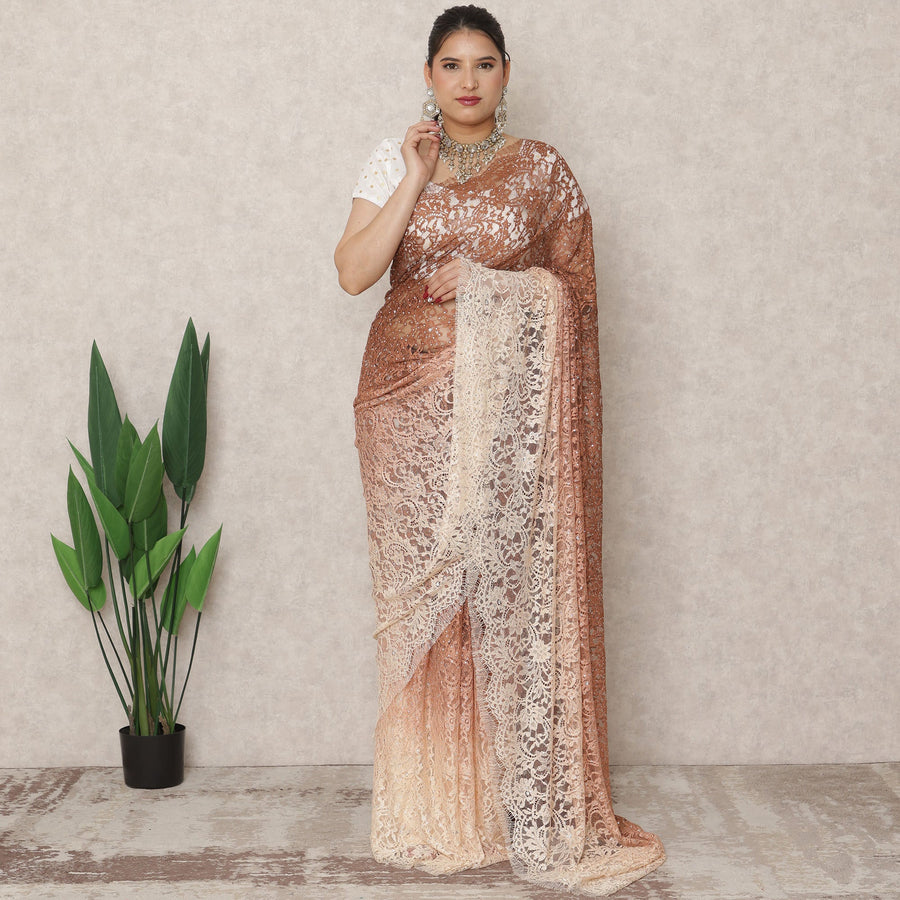 ساري فرنسي فاخر من الدانتيل الشانتيلي بلون الكراميل إلى العاج مع تطريز حجري، بطول 5.5 متر وعرض 110 سم، صنع في فرنسا - D24417