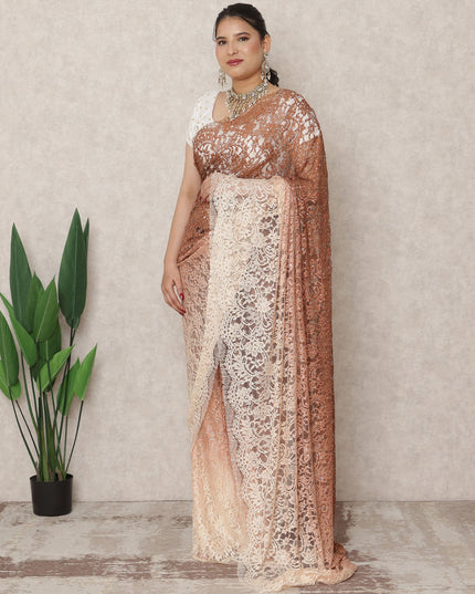 ساري فرنسي فاخر من الدانتيل الشانتيلي بلون الكراميل إلى العاج مع تطريز حجري، بطول 5.5 متر وعرض 110 سم، صنع في فرنسا - D24417