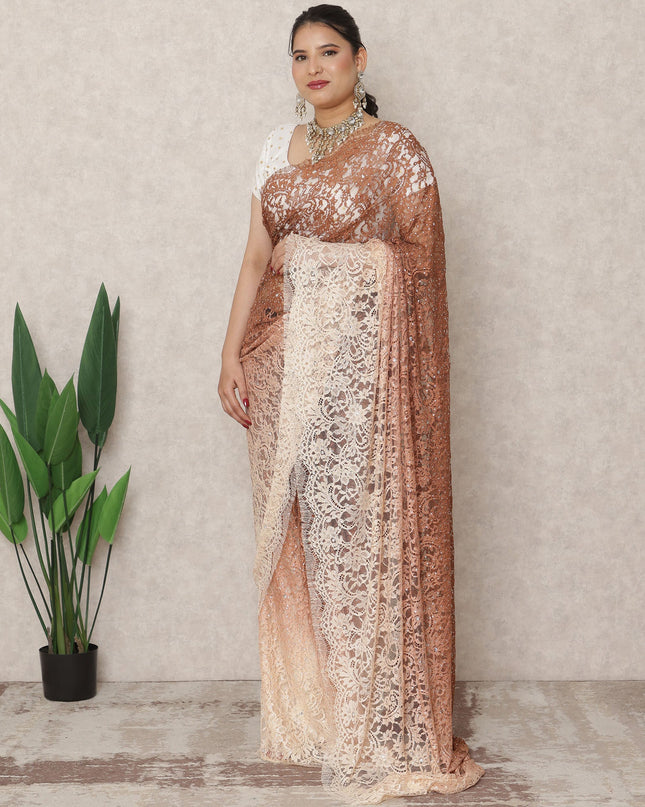 ساري فرنسي فاخر من الدانتيل الشانتيلي بلون الكراميل إلى العاج مع تطريز حجري، بطول 5.5 متر وعرض 110 سم، صنع في فرنسا - D24417