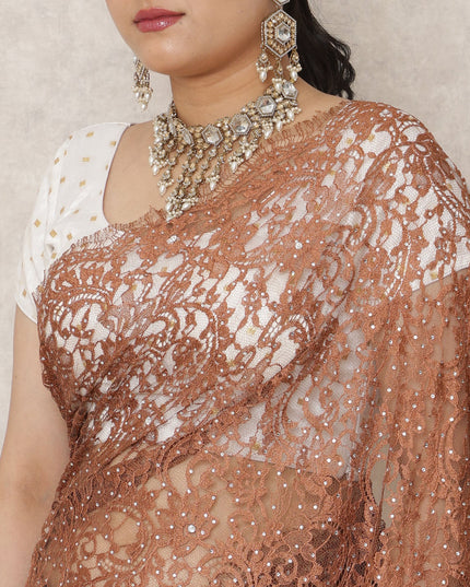 ساري فرنسي فاخر من الدانتيل الشانتيلي بلون الكراميل إلى العاج مع تطريز حجري، بطول 5.5 متر وعرض 110 سم، صنع في فرنسا - D24417