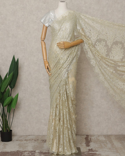 ساري فرنسي فاخر من الدانتيل الشانتيلي المعدني باللون العاجي الذهبي مع تطريز حجري، عرض 110 سم، 5.5 متر، فرنسا - D25597