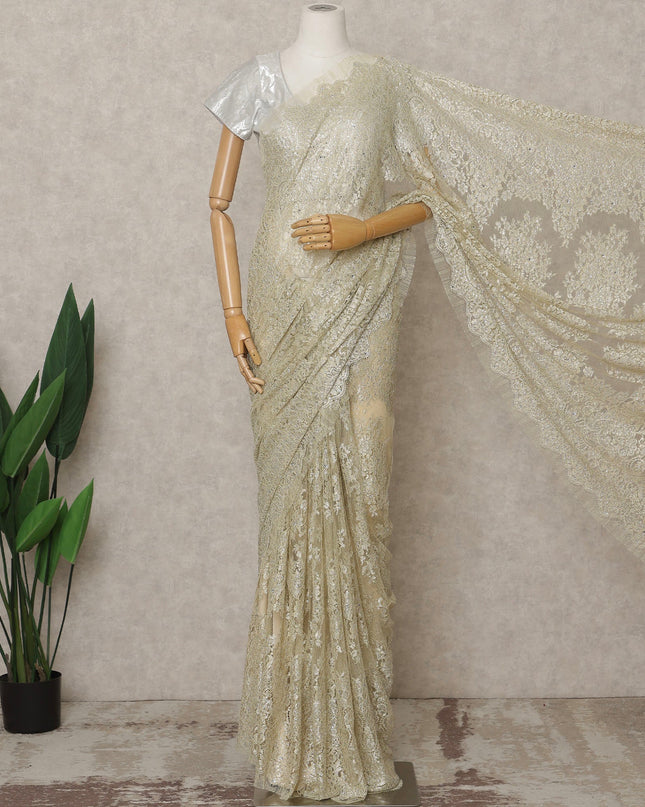 ساري فرنسي فاخر من الدانتيل الشانتيلي المعدني باللون العاجي الذهبي مع تطريز حجري، عرض 110 سم، 5.5 متر، فرنسا - D25597