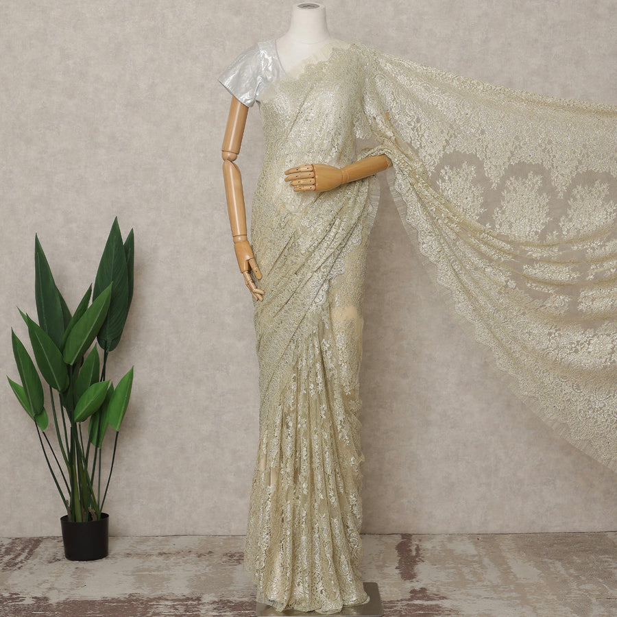 ساري فرنسي فاخر من الدانتيل الشانتيلي المعدني باللون العاجي الذهبي مع تطريز حجري، عرض 110 سم، 5.5 متر، فرنسا - D25597