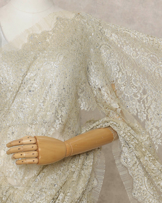 ساري فرنسي فاخر من الدانتيل الشانتيلي المعدني باللون العاجي الذهبي مع تطريز حجري، عرض 110 سم، 5.5 متر، فرنسا - D25597