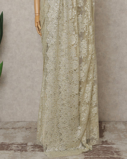 ساري فرنسي فاخر من الدانتيل الشانتيلي المعدني باللون العاجي الذهبي مع تطريز حجري، عرض 110 سم، 5.5 متر، فرنسا - D25597