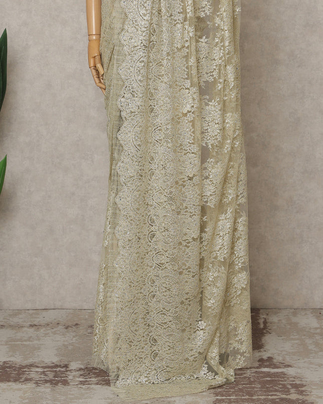 ساري فرنسي فاخر من الدانتيل الشانتيلي المعدني باللون العاجي الذهبي مع تطريز حجري، عرض 110 سم، 5.5 متر، فرنسا - D25597