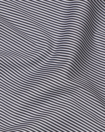 قماش قمصان إيطالي من القطن بنسبة 100%، أبيض مع خطوط رفيعة سوداء، 150 سم، إيطاليا - D25155