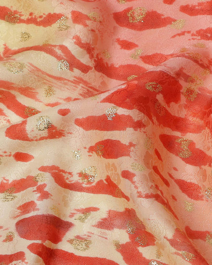 قماش ساتان حريري نقي بنمط تجريدي أحمر وذهبي مع لمسات معدنية، عرض 140 سم، صنع في الهند - D24932