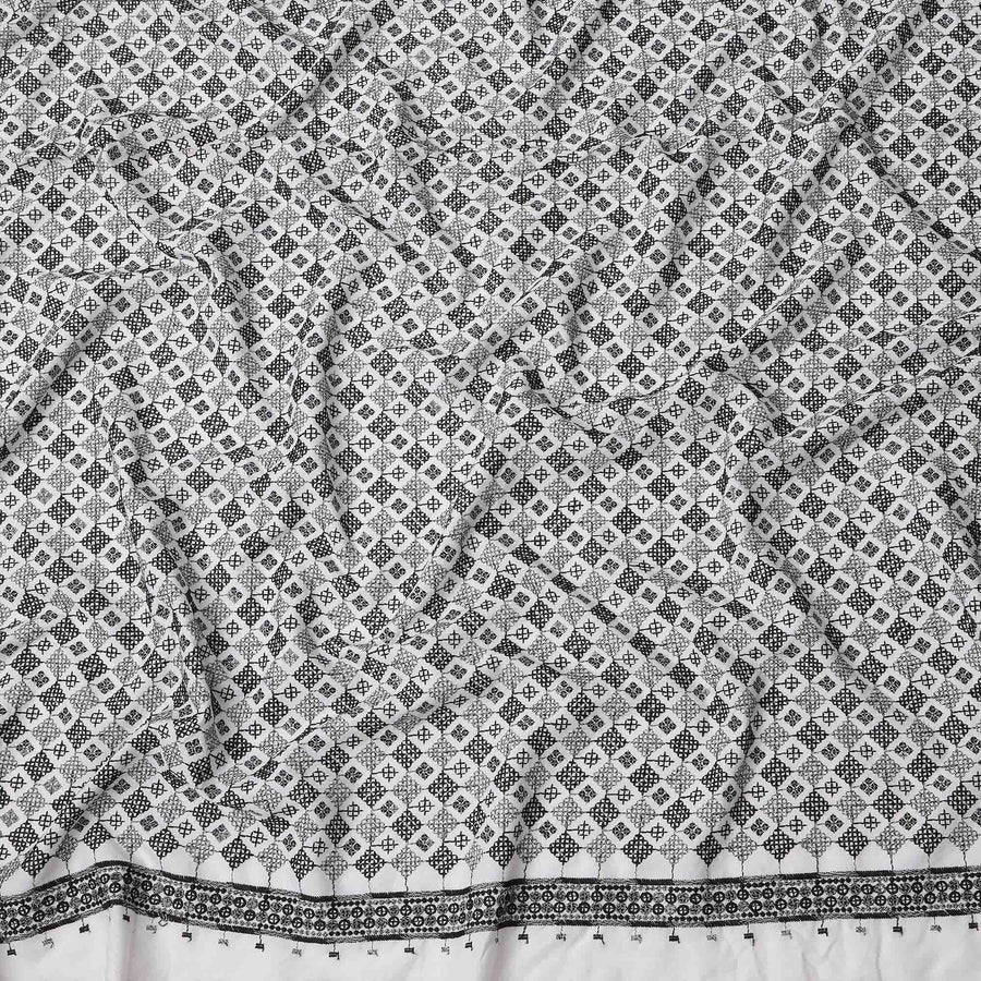 White and Black Geometric Motif Print Synthetic Cotton Fabric, 140 Cms, India-D25392