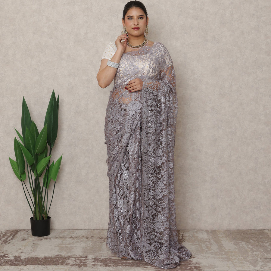 ساري فرنسي فاخر من الدانتيل الشانتيلي باللون الرمادي الليلكي مع تطريز حجري، بطول 5.5 متر، وعرض 110 سم، صنع في فرنسا - D24435