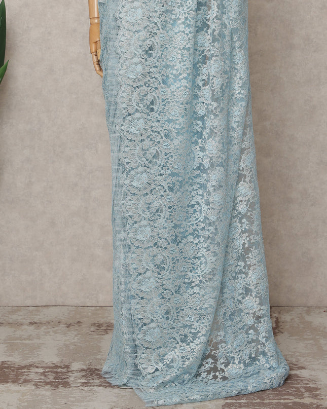 قماش ساري فرنسي فاخر من الدانتيل الشانتيلي المعدني باللون الأزرق السماوي - طول 5.5 متر، عرض 110 سم، صنع في فرنسا - D25606
