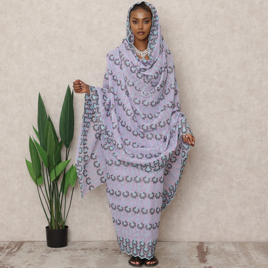 ثوب سويسري تقليدي من القطن بنقشة زهور اللافندر مع تطريز وأحجار، 4.5 متر، عرض 140 سم، سويسرا-D24381