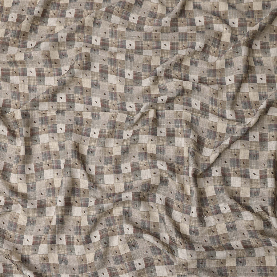 قماش فيسكوز كتان مخلوط باللونين البيج والرمادي بطبعة هندسية مربعة، عرض 110 سم، صنع في الهند - D25107