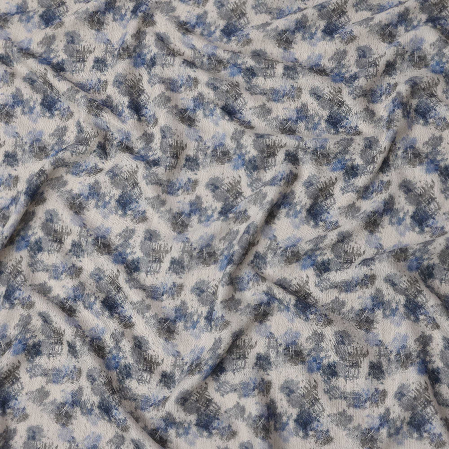 قماش مزيج قطني أبيض بطبعة تجريدية باللونين الأزرق والرمادي، عرض 110 سم، صنع في الهند - D25514
