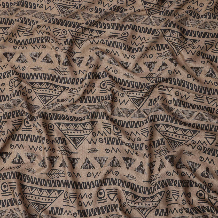 قماش كتان فيسكوز بني مخلوط بطبعة هندسية قبلية سوداء، عرض 110 سم، صنع في الهند - D25101