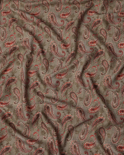 قماش مزيج قطني رمادي بطبعة بيزلي حمراء، عرض 110 سم، صنع في الهند - D25511