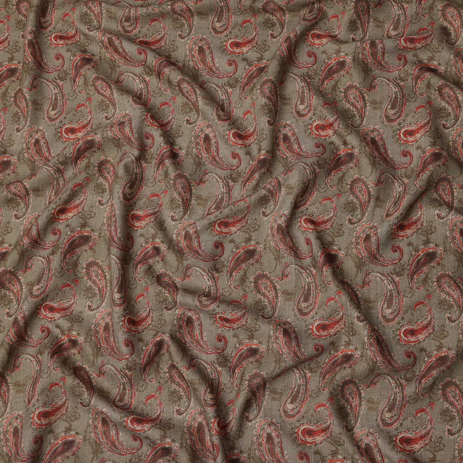 قماش مزيج قطني رمادي بطبعة بيزلي حمراء، عرض 110 سم، صنع في الهند - D25511