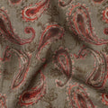 قماش مزيج قطني رمادي بطبعة بيزلي حمراء، عرض 110 سم، صنع في الهند - D25511