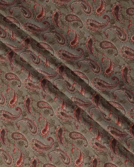 قماش مزيج قطني رمادي بطبعة بيزلي حمراء، عرض 110 سم، صنع في الهند - D25511