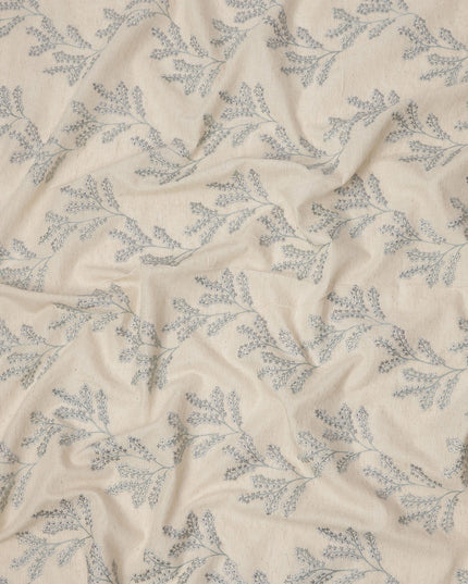 قماش فوال قطني مطرز بزهور زرقاء، قاعدة بيج، 110 سم، الهند - D24676