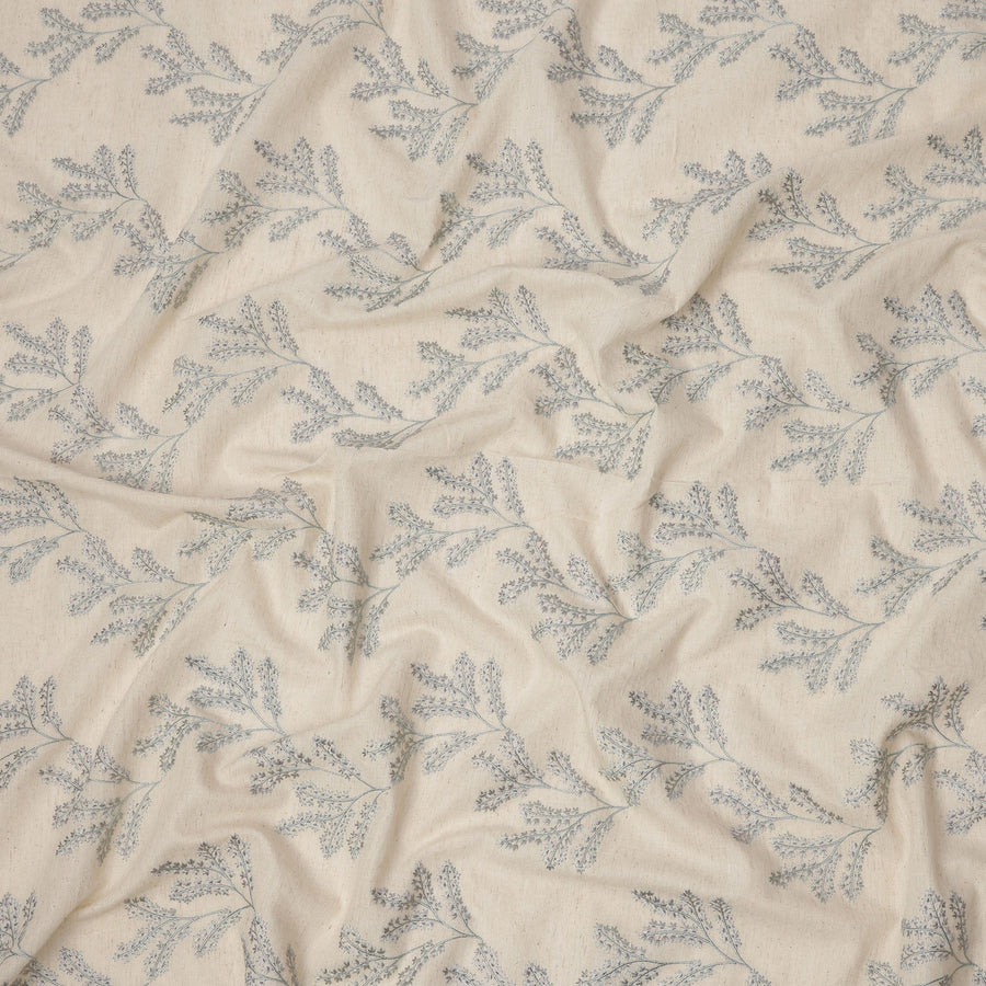 قماش فوال قطني مطرز بزهور زرقاء، قاعدة بيج، 110 سم، الهند - D24676