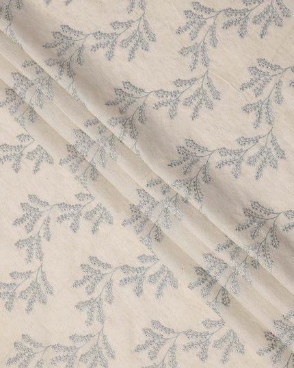 قماش فوال قطني مطرز بزهور زرقاء، قاعدة بيج، 110 سم، الهند - D24676