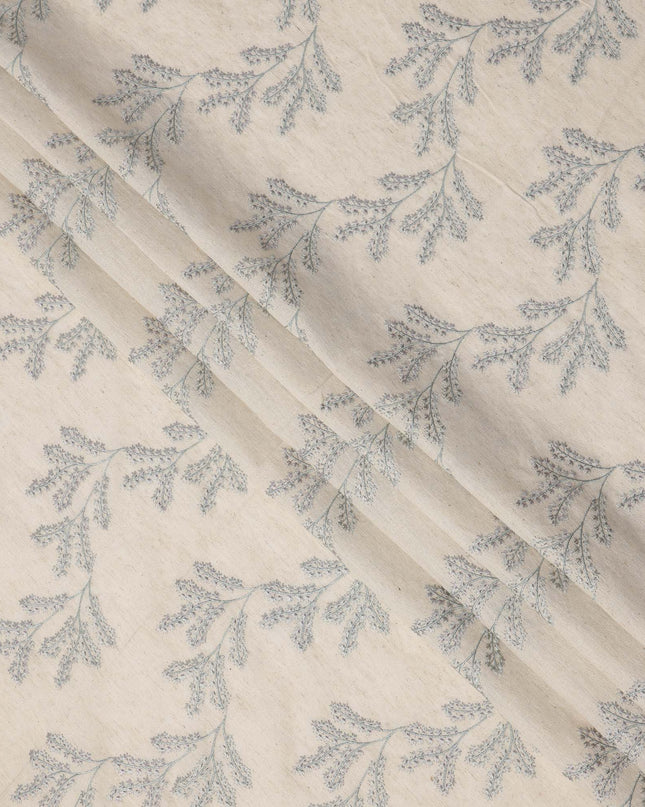 قماش فوال قطني مطرز بزهور زرقاء، قاعدة بيج، 110 سم، الهند - D24676