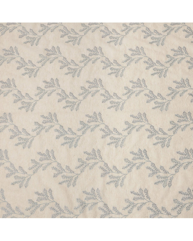 قماش فوال قطني مطرز بزهور زرقاء، قاعدة بيج، 110 سم، الهند - D24676