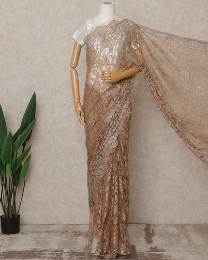 ساري فرنسي فاخر من قماش دانتيل شانتيلي باللون البني الكراميل مع تطريز حجري - طول 5.5 متر، عرض 110 سم، صنع في فرنسا - D25614