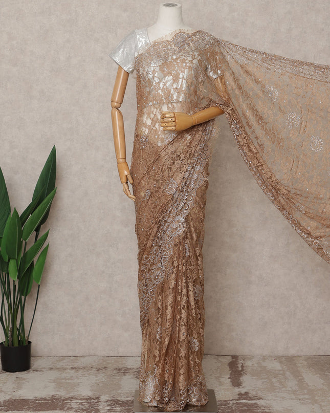 ساري فرنسي فاخر من قماش دانتيل شانتيلي باللون البني الكراميل مع تطريز حجري - طول 5.5 متر، عرض 110 سم، صنع في فرنسا - D25614