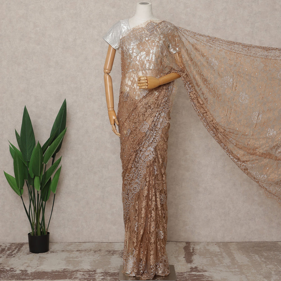 ساري فرنسي فاخر من قماش دانتيل شانتيلي باللون البني الكراميل مع تطريز حجري - طول 5.5 متر، عرض 110 سم، صنع في فرنسا - D25614