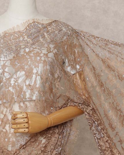 ساري فرنسي فاخر من قماش دانتيل شانتيلي باللون البني الكراميل مع تطريز حجري - طول 5.5 متر، عرض 110 سم، صنع في فرنسا - D25614