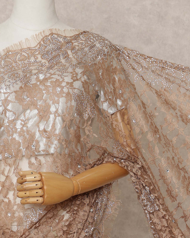 ساري فرنسي فاخر من قماش دانتيل شانتيلي باللون البني الكراميل مع تطريز حجري - طول 5.5 متر، عرض 110 سم، صنع في فرنسا - D25614