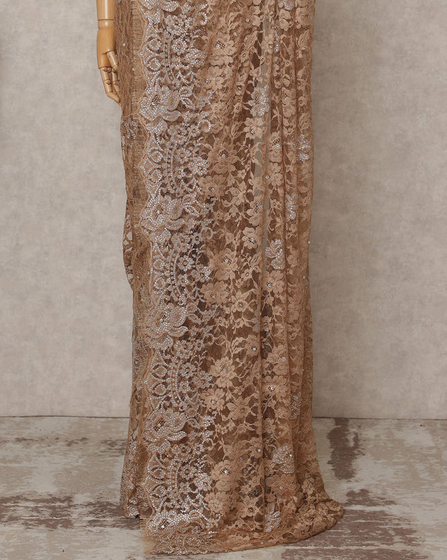 ساري فرنسي فاخر من قماش دانتيل شانتيلي باللون البني الكراميل مع تطريز حجري - طول 5.5 متر، عرض 110 سم، صنع في فرنسا - D25614