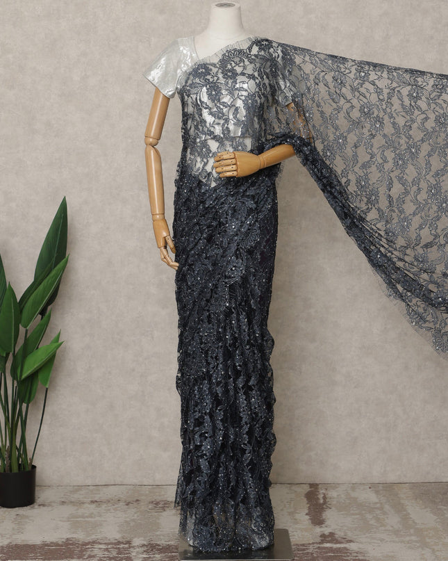 ساري فرنسي فاخر بلون رمادي فحمي من الدانتيل الشانتيلي ثنائي اللون مع تطريز حجري، عرض 110 سم، 5.5 متر، فرنسا - D25588