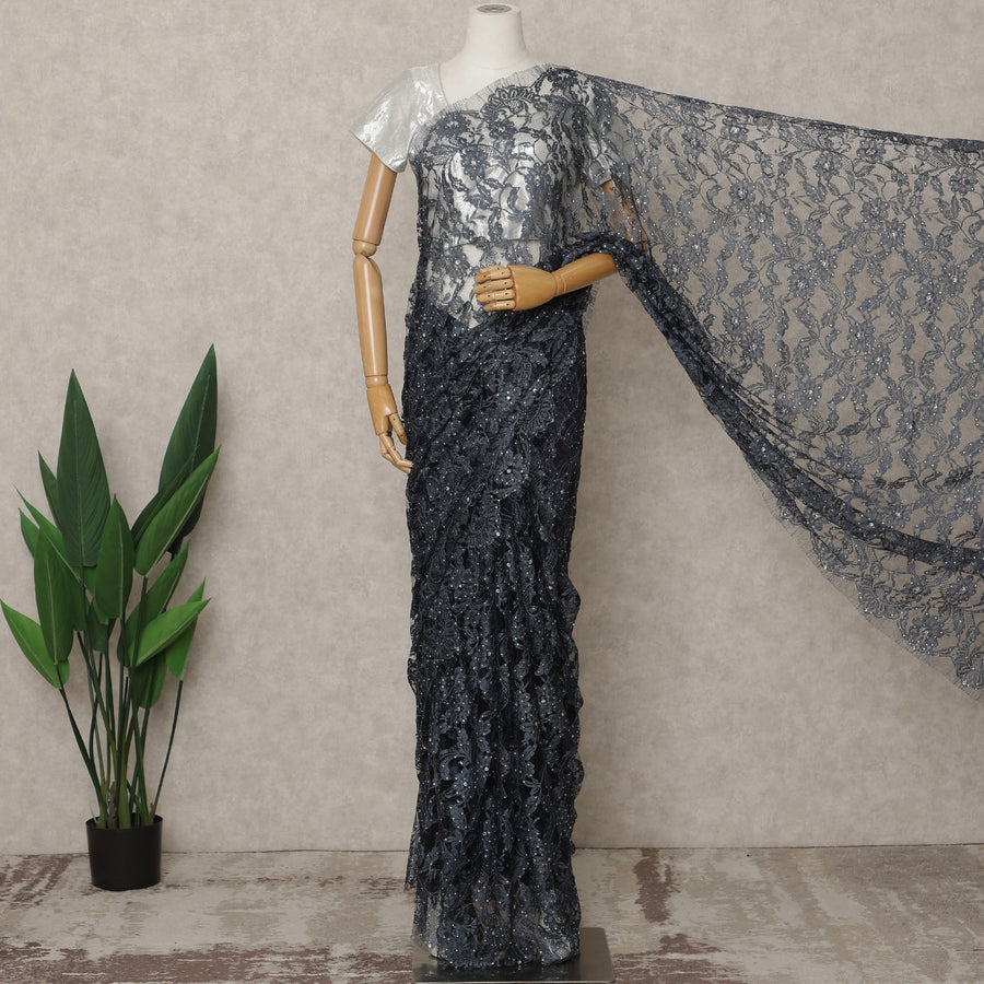 ساري فرنسي فاخر بلون رمادي فحمي من الدانتيل الشانتيلي ثنائي اللون مع تطريز حجري، عرض 110 سم، 5.5 متر، فرنسا - D25588