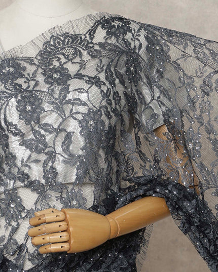 ساري فرنسي فاخر بلون رمادي فحمي من الدانتيل الشانتيلي ثنائي اللون مع تطريز حجري، عرض 110 سم، 5.5 متر، فرنسا - D25588
