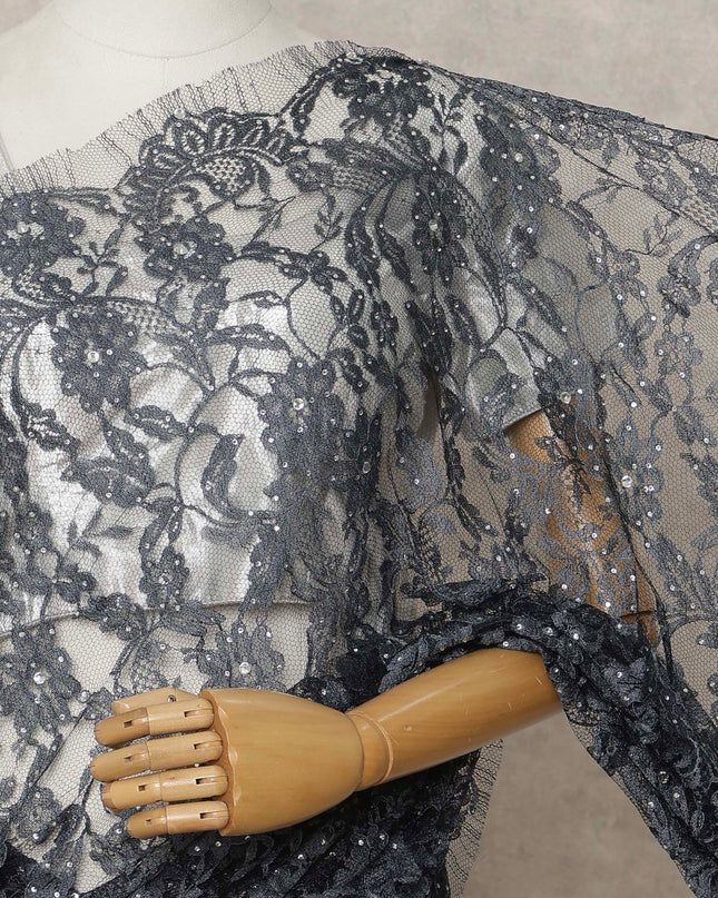ساري فرنسي فاخر بلون رمادي فحمي من الدانتيل الشانتيلي ثنائي اللون مع تطريز حجري، عرض 110 سم، 5.5 متر، فرنسا - D25588