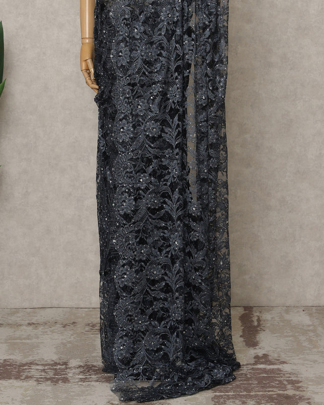 ساري فرنسي فاخر بلون رمادي فحمي من الدانتيل الشانتيلي ثنائي اللون مع تطريز حجري، عرض 110 سم، 5.5 متر، فرنسا - D25588