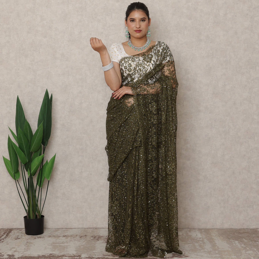 ساري فرنسي فاخر من الدانتيل الشانتيلي باللون الأخضر الزيتوني الغامق مع تطريز حجري، طول 5.5 متر، عرض 110 سم، صنع في فرنسا - D24429