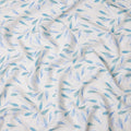 قماش كتان أبيض نقي مطبوع عليه أوراق الشجر بتصميم تجريدي باللونين الأزرق والأزرق المخضر، عرض 140 سم، صنع في الهند - D25074