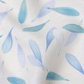قماش كتان أبيض نقي مطبوع عليه أوراق الشجر بتصميم تجريدي باللونين الأزرق والأزرق المخضر، عرض 140 سم، صنع في الهند - D25074